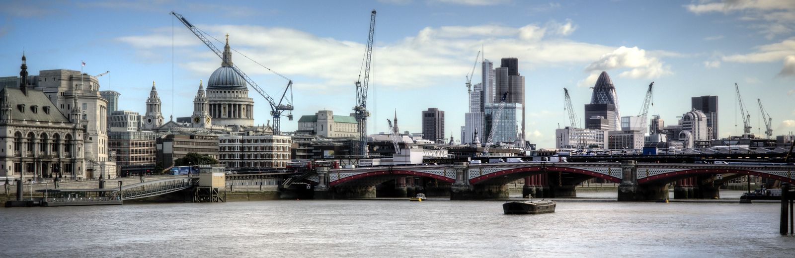 Image of the Thames and London skyline