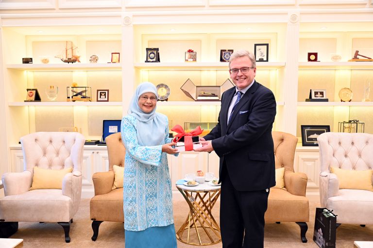 The Chief Justice of Malaysia, the Right Honourable Tengku Maimun Tuan Mat, being presented by Professor O’ Brien with legal textbooks authored by academic colleagues of CLS 